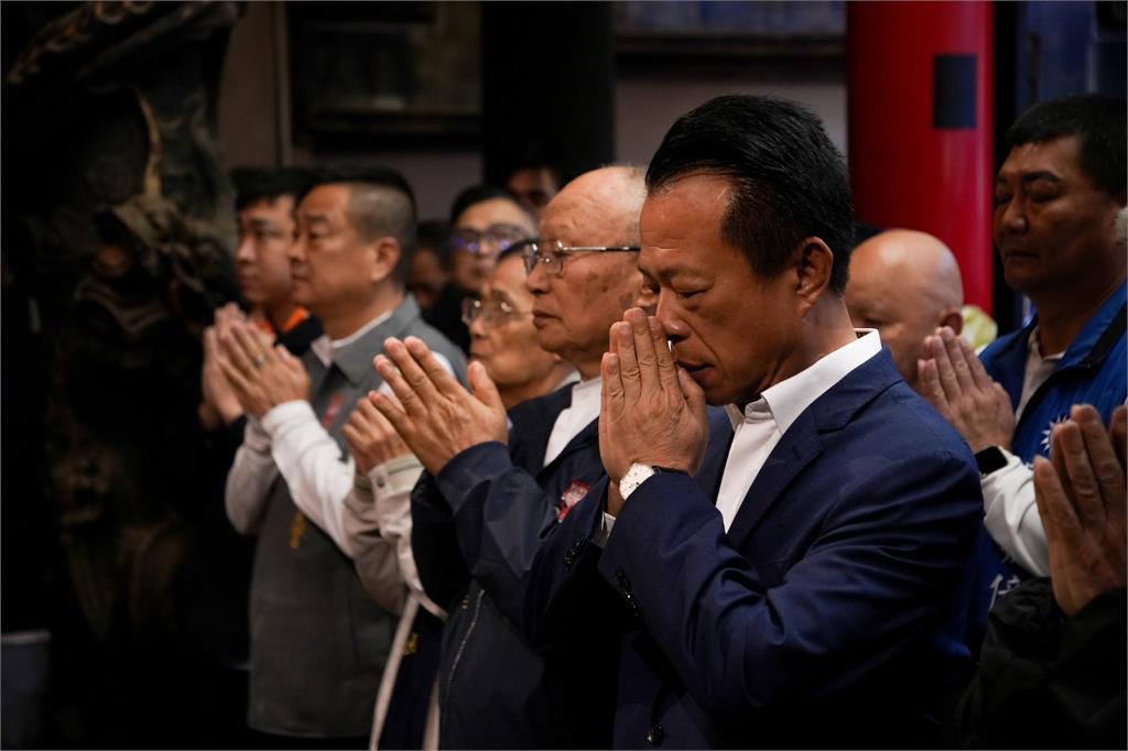 虔誠信徒默禱15秒被拍！本尊竟是嘉義縣長翁章梁　向媽祖求「這件事」