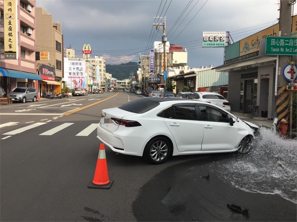 駕駛突失控撞斷消防栓 水柱狂噴馬路變小河