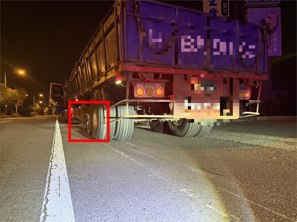 快新聞／國1彰化溪湖段聯結車爆胎釀29車追撞　胎皮脫落畫面曝