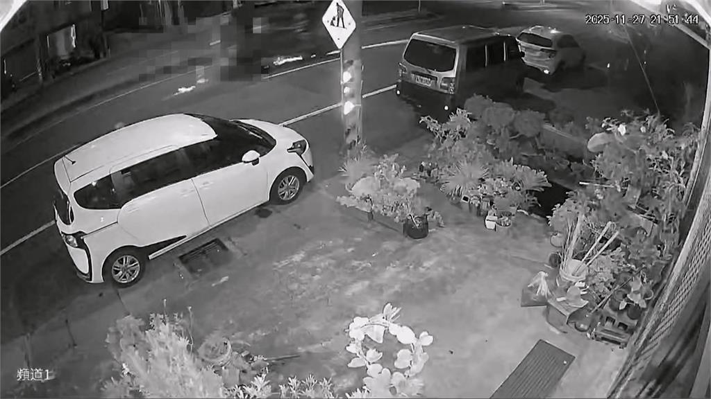 轎車突從路邊鬼切！　後方休旅車追撞側翻2人傷