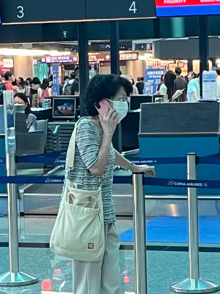 快新聞/陳佩琪、長子柯傅堯搭捷運去機場! 四叉貓曝:2人全程零互動
