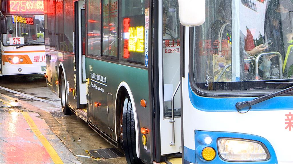 硬搭霸王車! 小巨蛋上公車只投11元 司機要求補票反飆罵三字經