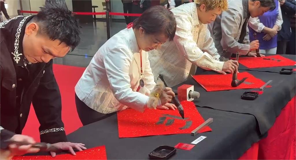 台中「馬上有錢」春聯曝光　綠營諷：快普發現金