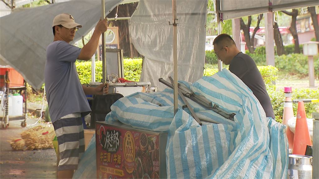 薔琵颱風威力大！北投溫泉季舞台遭吹垮　攤商慘賠無奈：也只能承擔