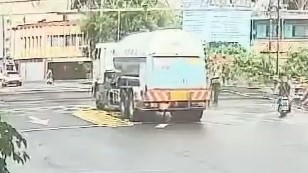 槽化車闖羅東平交道卡鐵軌 區間車急煞停近20秒 駕駛恐遭罰最高9萬