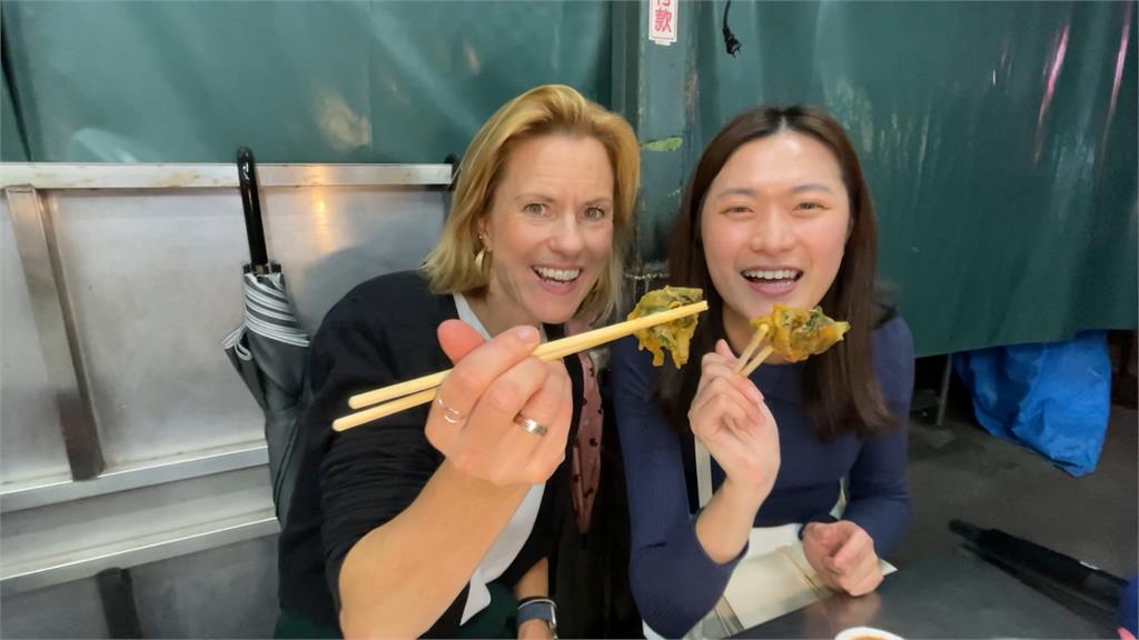 花生捲冰淇淋+香菜! 英國在台辦事處代表包瓊郁最愛夜市這一味...