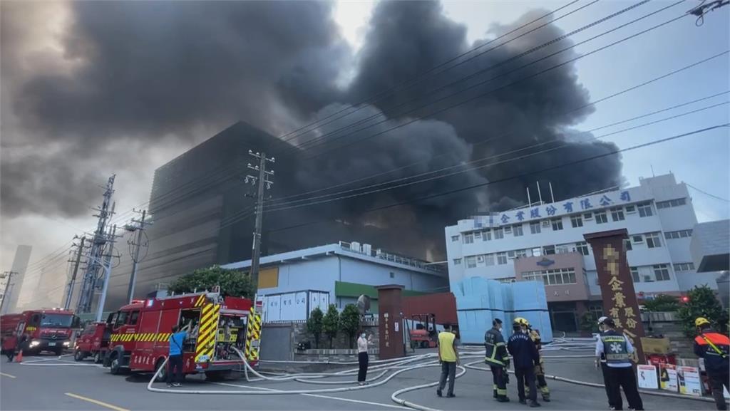 高雄大發工業區工廠大火！　濃煙竄天「白天變黑夜」