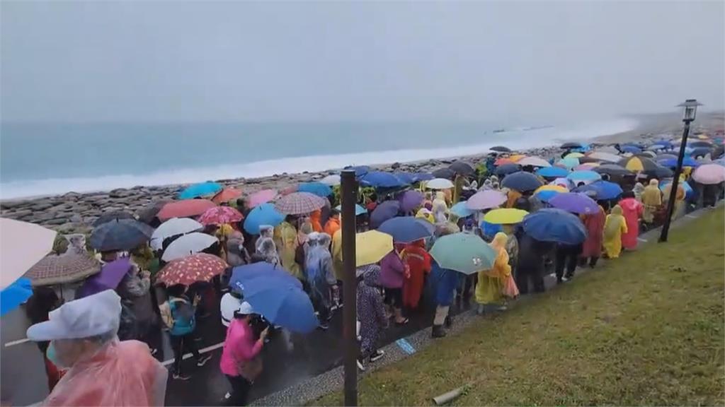 花蓮愛戀健走往返路線同一條 民眾擠爆半小時動彈不得