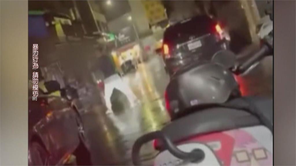 斗六街頭衝突！男拿交通錐桿作勢攻擊　另一人噴辣椒水