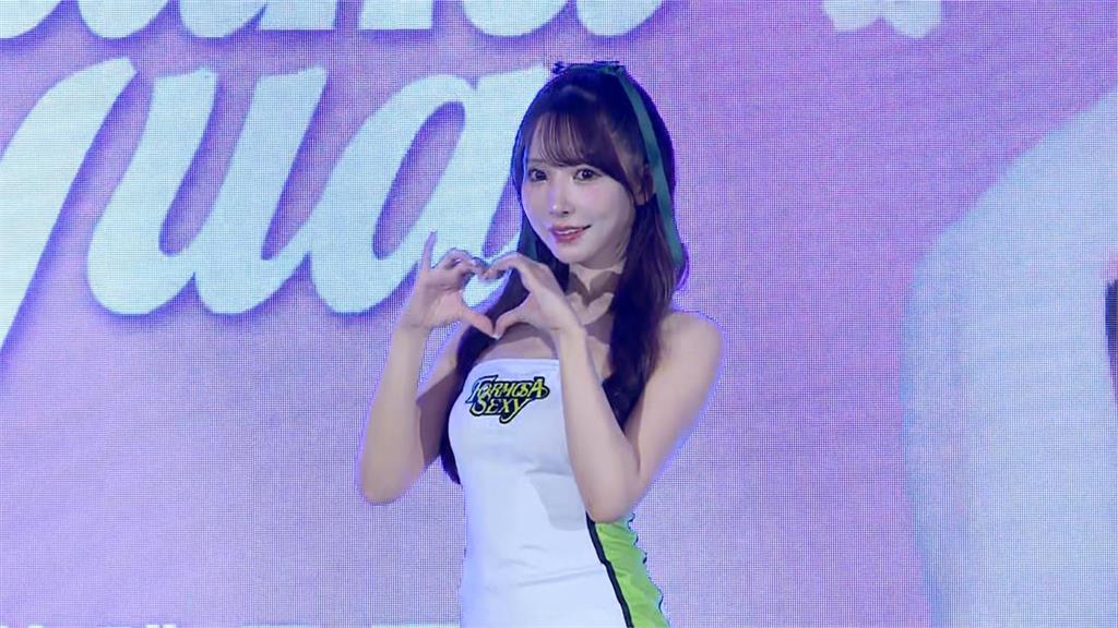 公司「找辣妹抽獎」竟是三上悠亞！「中空暗黑戰袍」主持人看呆：太扯了啦