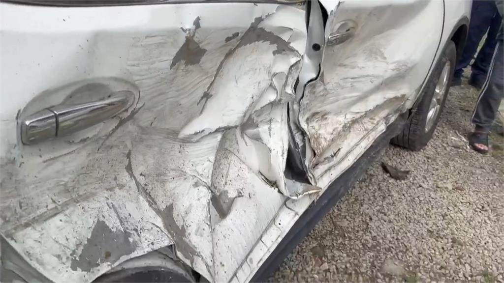 基隆驚悚車禍！　轎車過彎失控「飛起來」撞３車再撞民宅