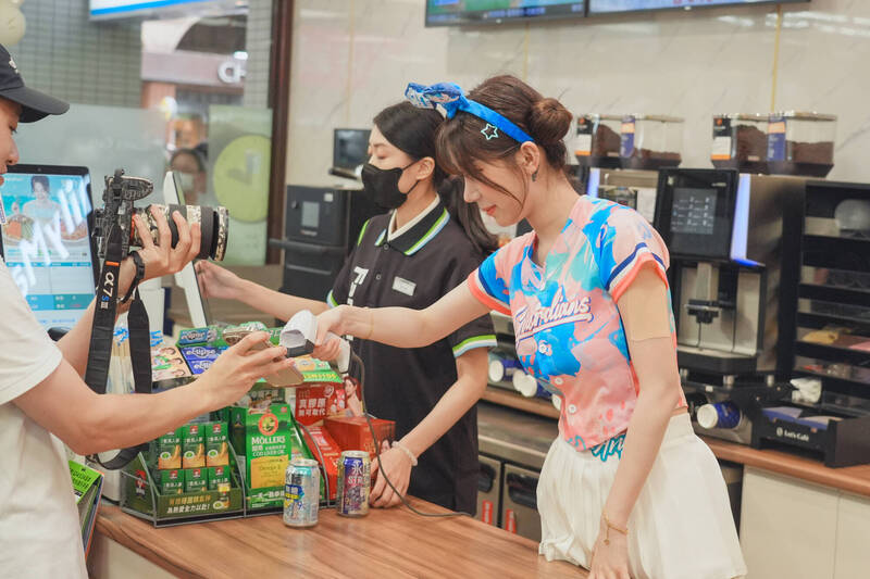 中職/擔任「李珠珢限定店」一日店長!女神本尊用中文和台語與粉絲問好