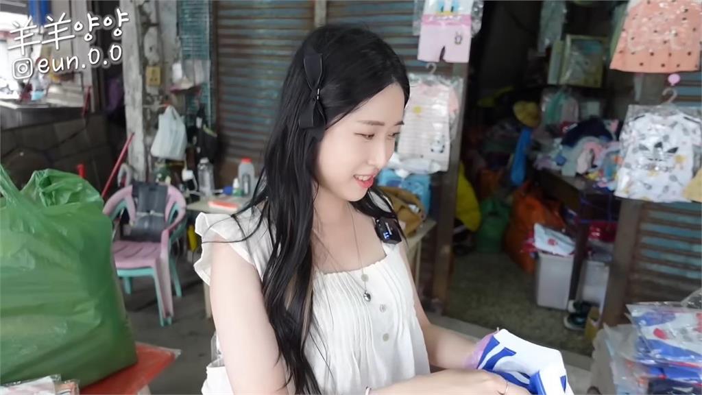 台灣超特別紀念品!韓妞萌穿國小生運動服 俏皮模樣網讚:好可愛