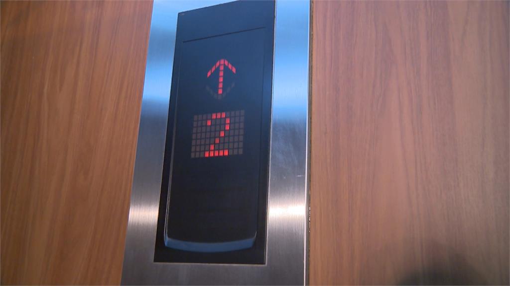夫妻困2天 ! 透天厝電梯固定要保養　加裝求救電話