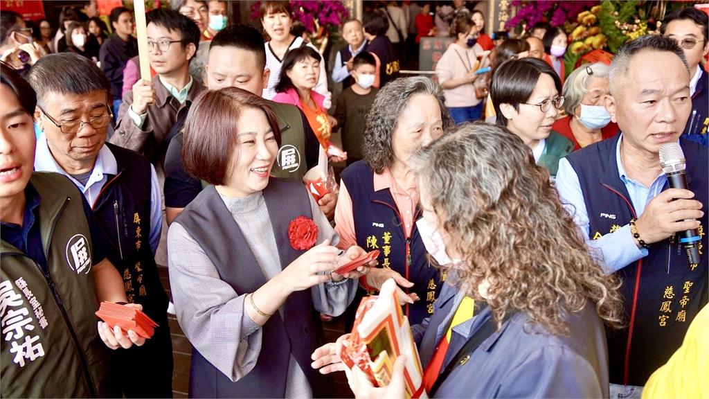 快新聞／屏東初一走春爆人潮！周春米發紅包廟埕擠翻　「瑞馬春騰」亮相吸睛