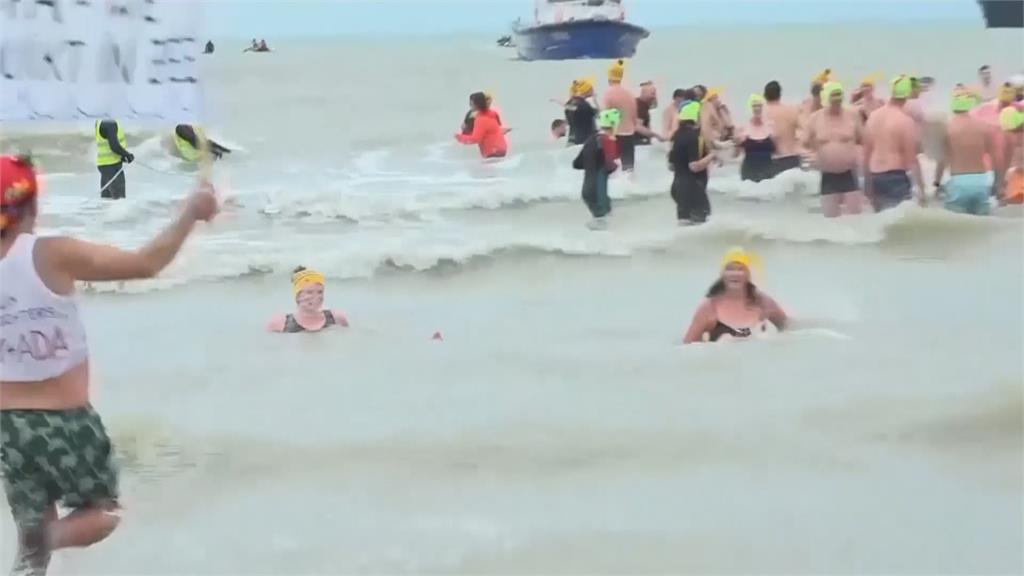 比利時傳統新年冬泳　三千人寒風中變裝跳海