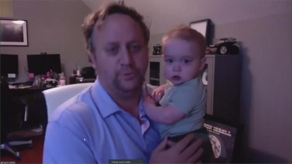 媽媽還沒回家　記者爸爸抱寶寶線上訪問