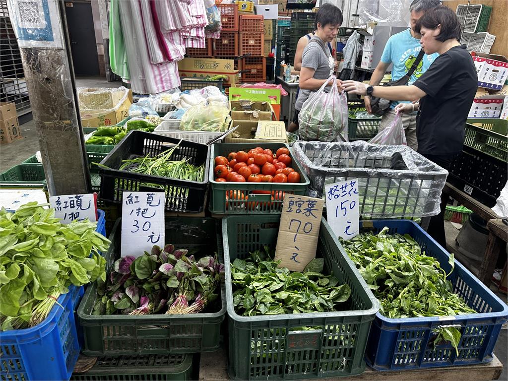 中南部蔬菜產區淹水慘兮兮 損失逾七成菜價漲翻天