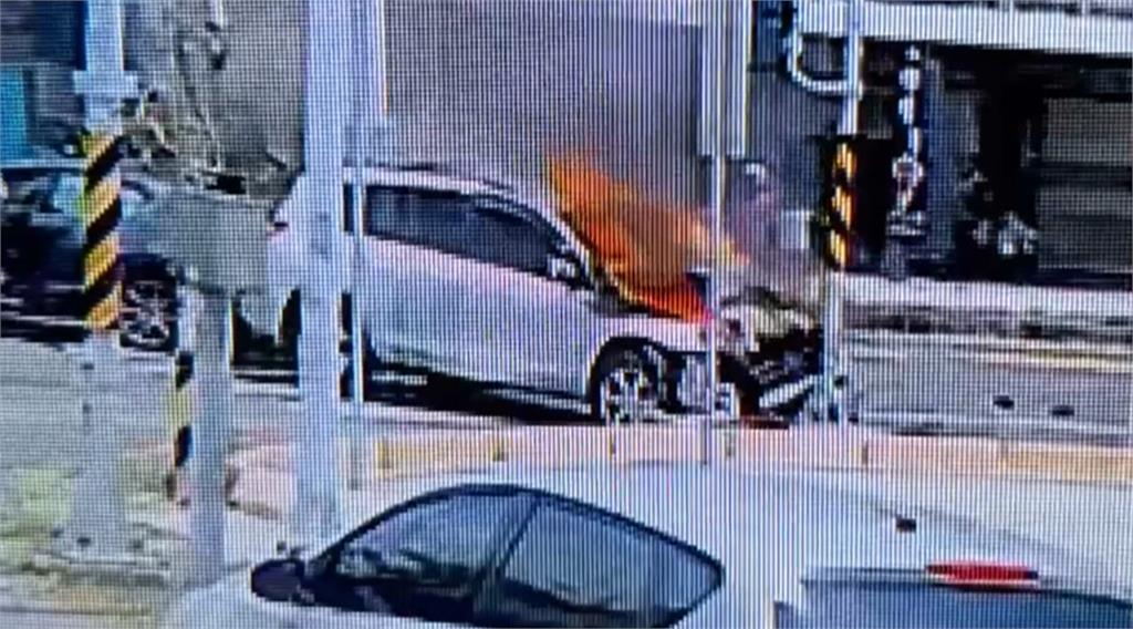 高雄路口車禍「火燒車」　一念之間！駕駛違規愛車成廢鐵