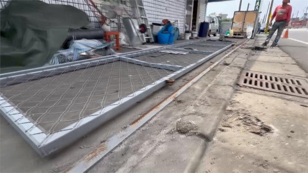疑超車不慎直衝路旁 彰化轎車失控撞破農舍鐵門