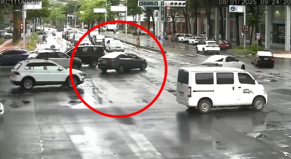 傻眼!疑車禍後未拉手煞車 轎車自動滑行又再撞兩車