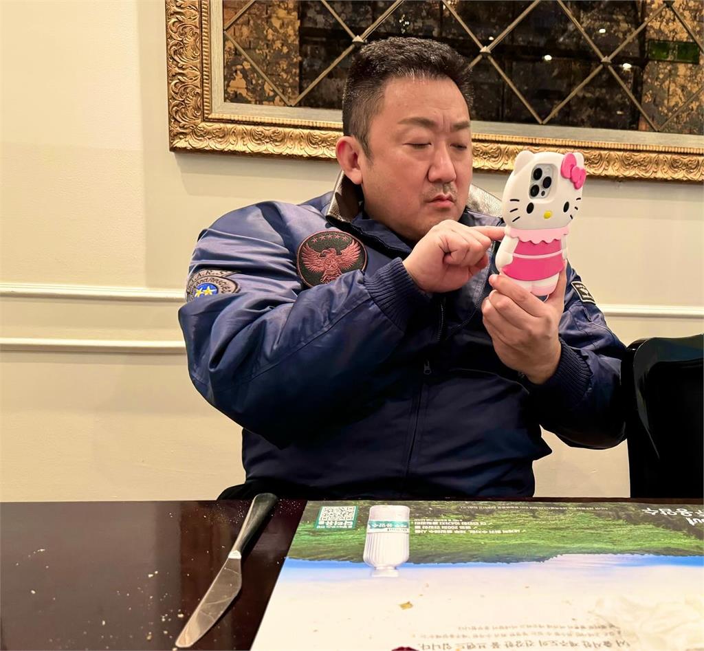 硬漢形象攏系假!馬東石私下用「Hello Kitty手機殼」全場秒被萌翻