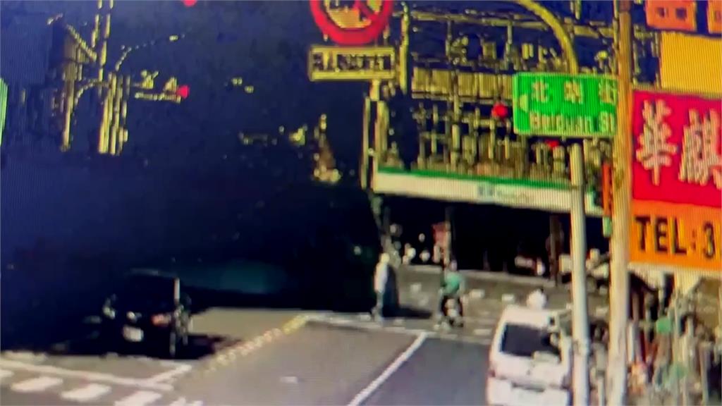 快新聞/高雄老翁雙載騎車「闖紅燈」 遭輕軌列車擦撞瞬間曝光