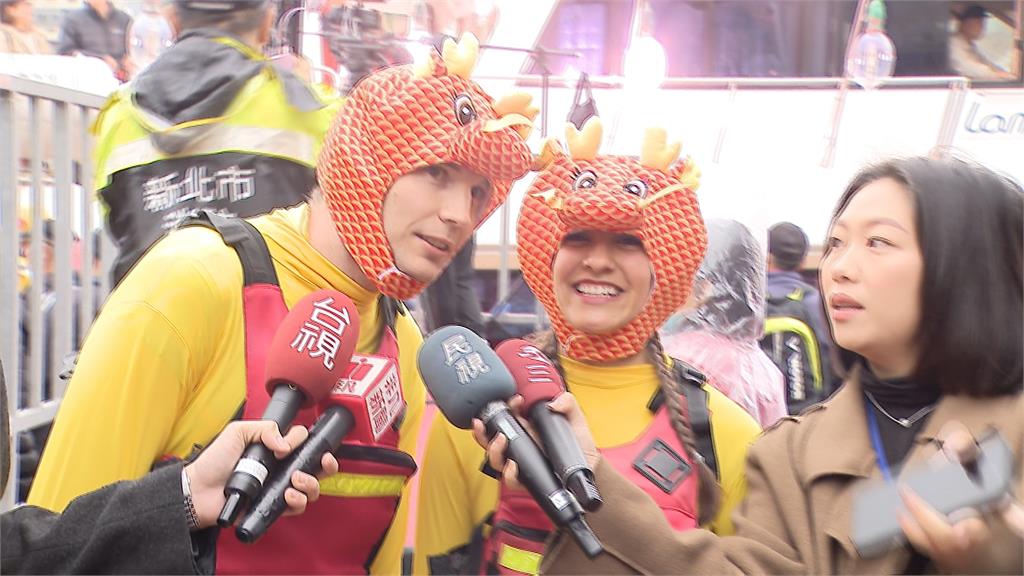 野柳神明淨港登場 上百名勇士抬轎跳水