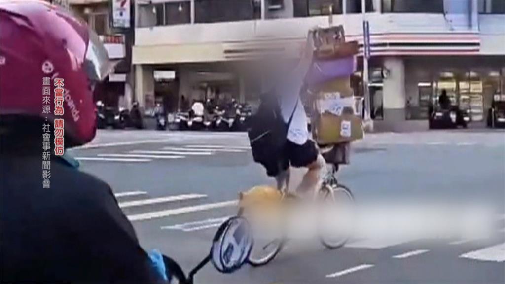 大街表演馬戲團特技？　男單手騎單車載「包裹山」民眾全看傻