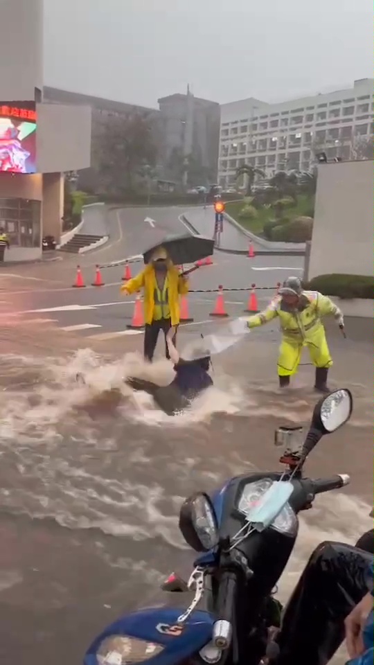 弘光科大門前變「滑水道」!學生涉水被沖數公尺 導護救援不及民眾嚇壞