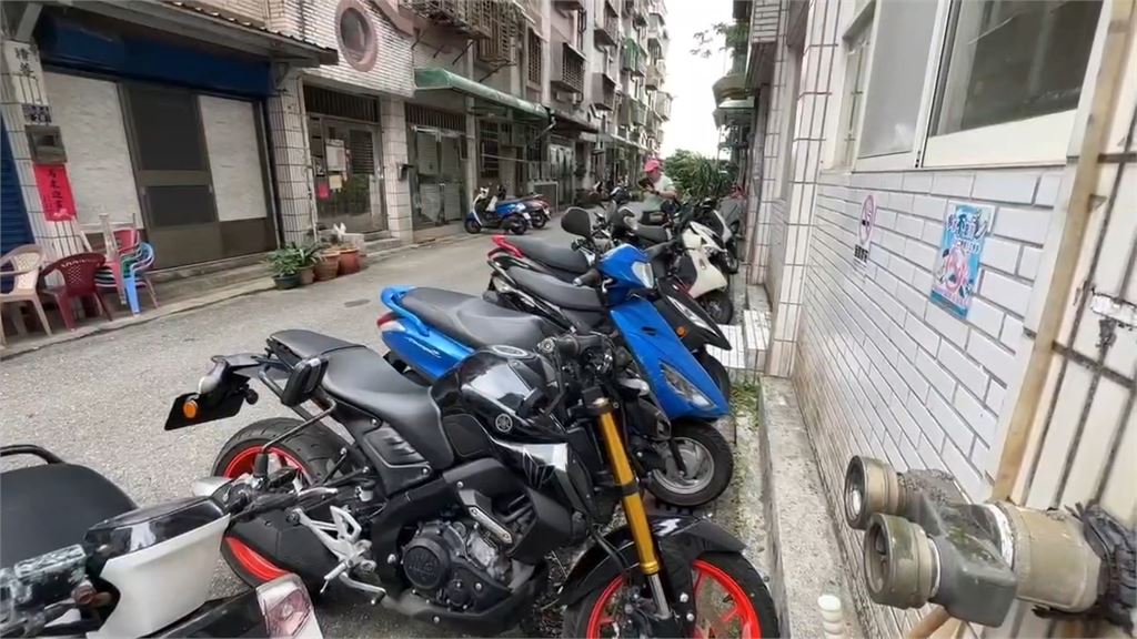 危險!基隆民宅「垂降充電動車」 鄰居:擔心短路起火燒整排