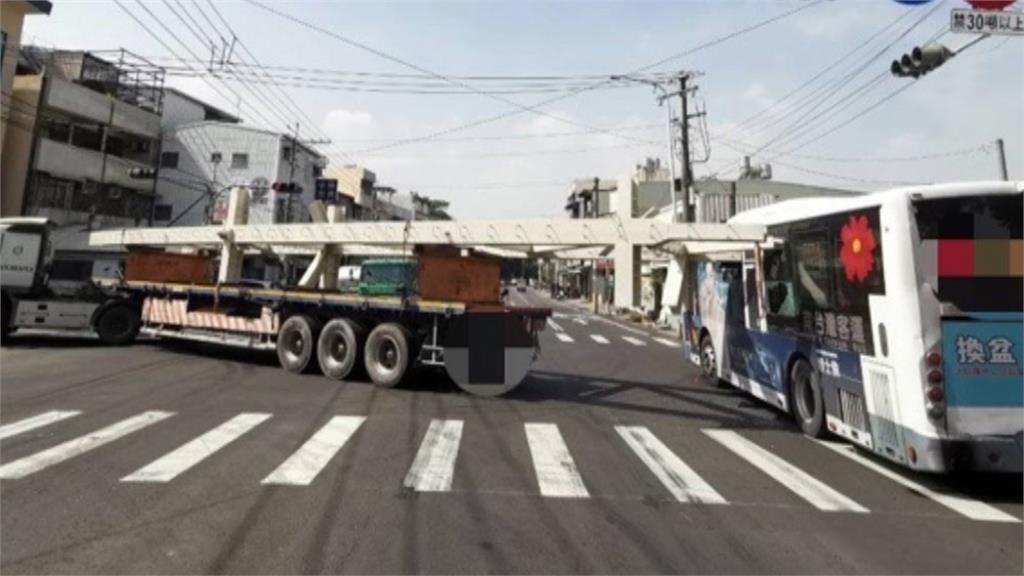 高雄曳引車「鋼材插進公車」 乘客嚇壞!大型車車禍釀回堵