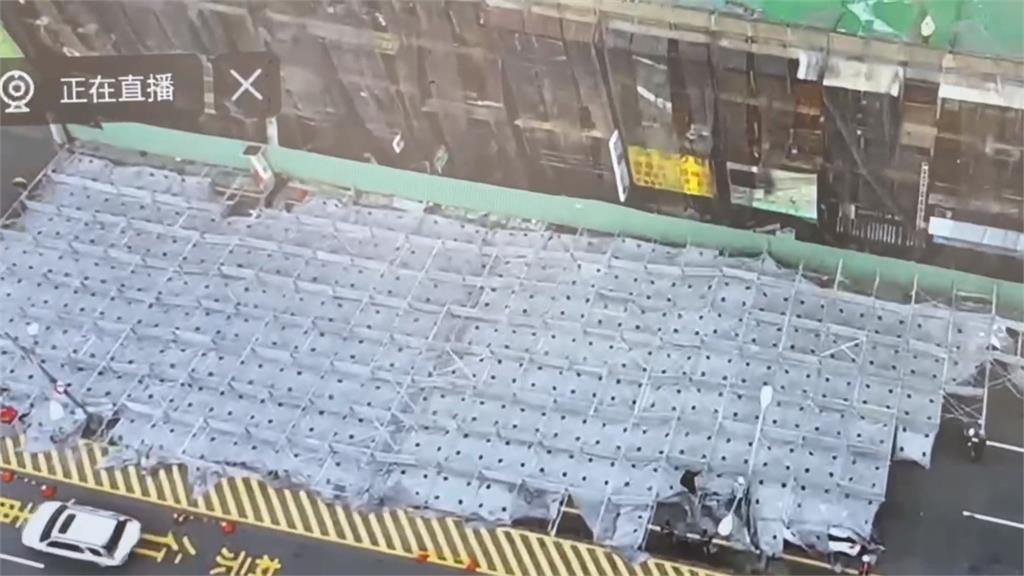 台中風太狂! 中央市場鷹架倒塌壓6車 騎士遭砸送醫