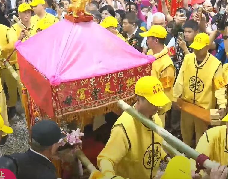 白沙屯媽祖「刈火」33萬香燈腳瘋追!疏文「猛飆1900頁」破紀錄