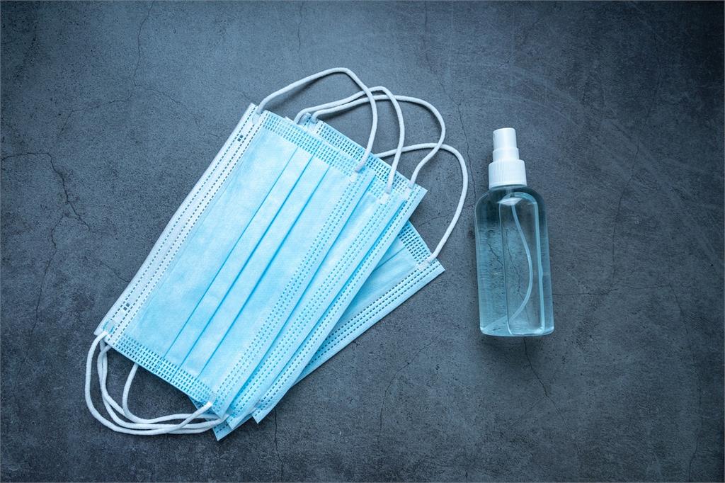 女服務生「無罩」慘遭奧客嗆聲「不然就閉嘴」！同行友人反批：太苛刻