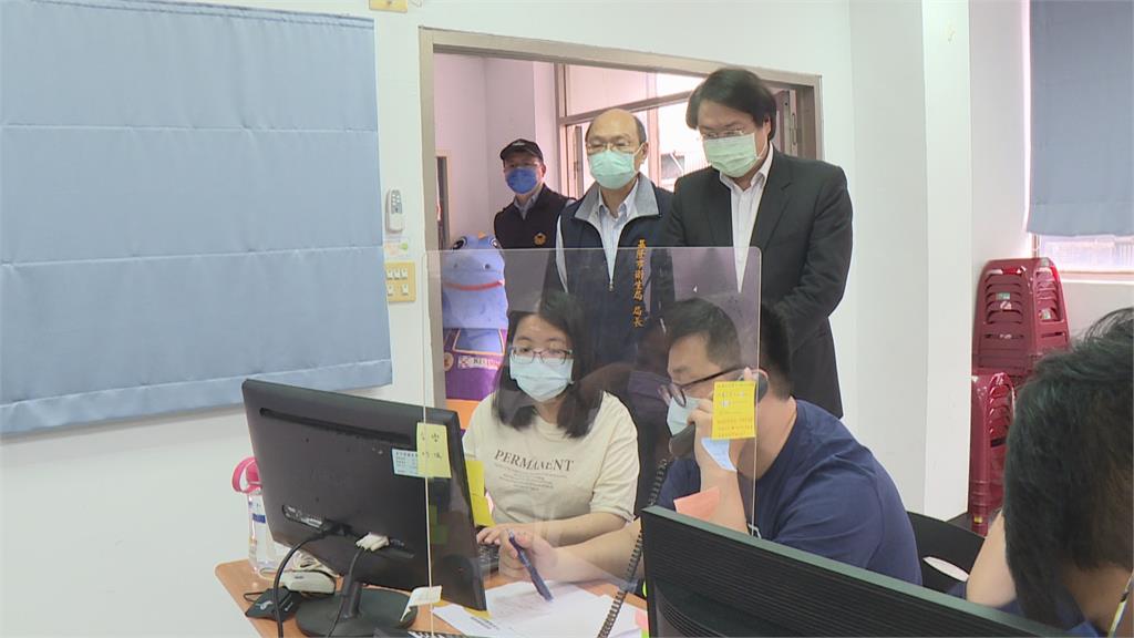 防疫專線滿線忙翻天！　林右昌帶枇杷膏慰勞