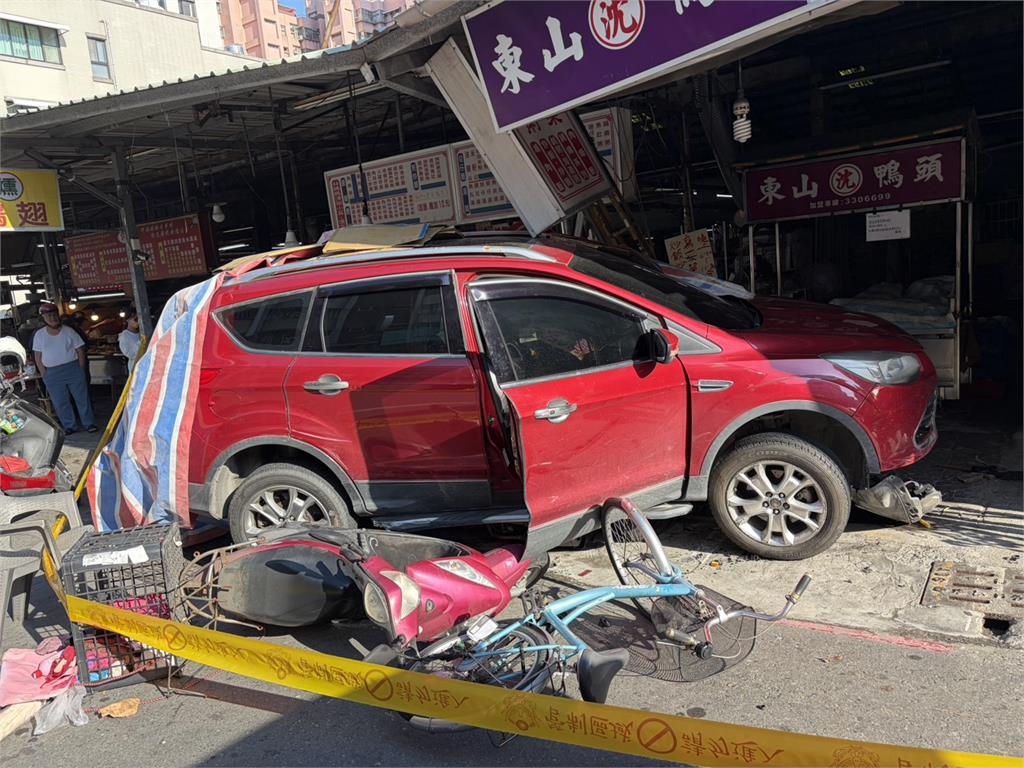 毒駕撞路旁汽機車 再撞進市場自助餐騎樓