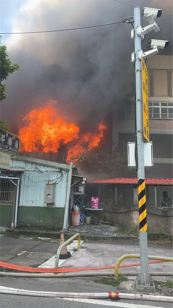 快新聞/樹林工廠大火!濃煙直竄天際 火勢延燒逾1300平方公尺