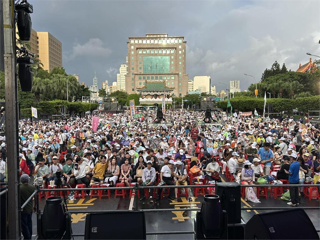 凱道人潮如演唱會搖滾區!周軒驚「還沒下班已經快滿」天空竟出現這1物