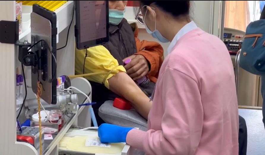 捐血前先移走路障護安全 民眾天冷捐熱血"領土雞"