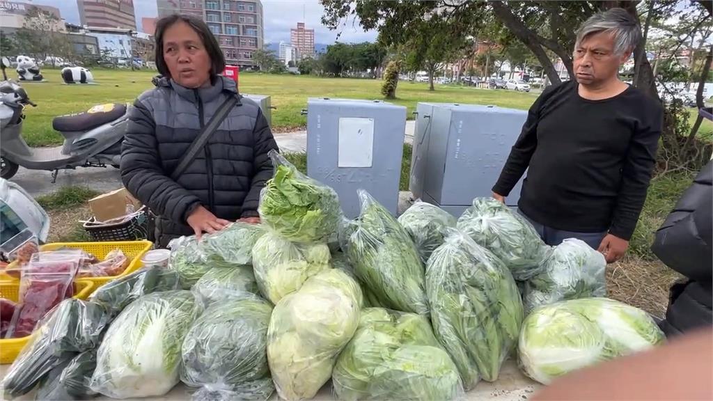 開百公里到市區擺攤幫親友賣菜 台印夫妻承載部落希望