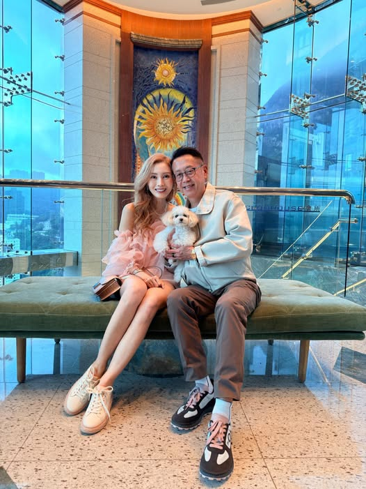 最美港姐李嘉欣56歲凍齡美貌太狂！粉色套裝秀長腿網喊：女神好美