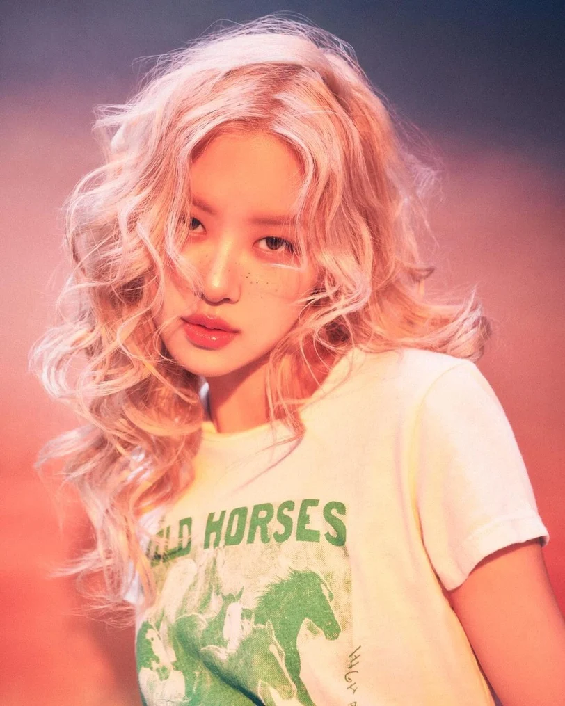 Kpop女偶像「羊毛捲造型」範本:Jennie、Rosé人生髮型再加一 慵懶性感完美拿捏!