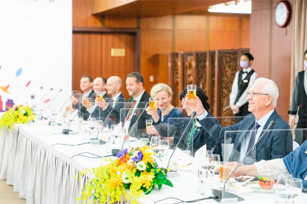 快新聞/吳釗燮款宴捷克訪團 參議員盼促台捷直航