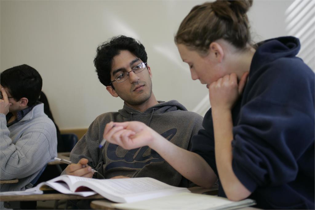 男學生「拍肩安慰女同學」反被告？律師揭騷擾成立「2關鍵」：不會單頻感覺決定