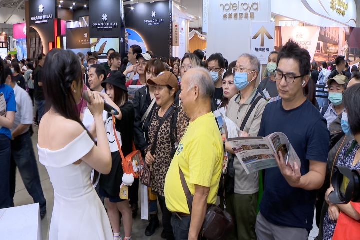 台北國際旅展週末人潮爆滿　飯店現場片燒鵝.煎牛排吸客