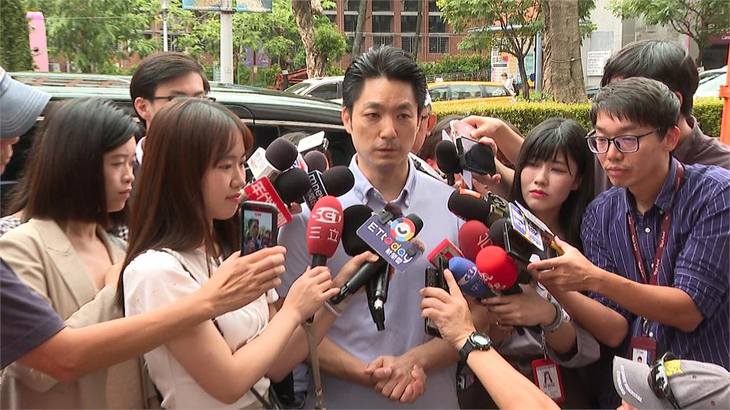 看板寫蔣萬安「藍營大母雞」！？　網友歪樓諷「一問三母雞」