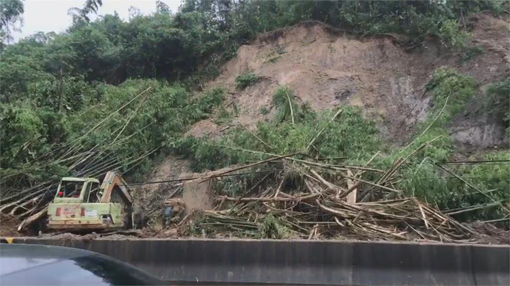 台20線連3天大雨山坡滑落 　「轟」一聲電桿斷了 