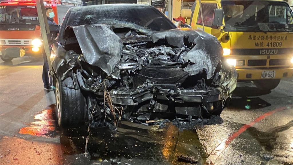 兩車相撞又失控撞充電站 引發火燒車 2駕駛及時逃生無傷亡