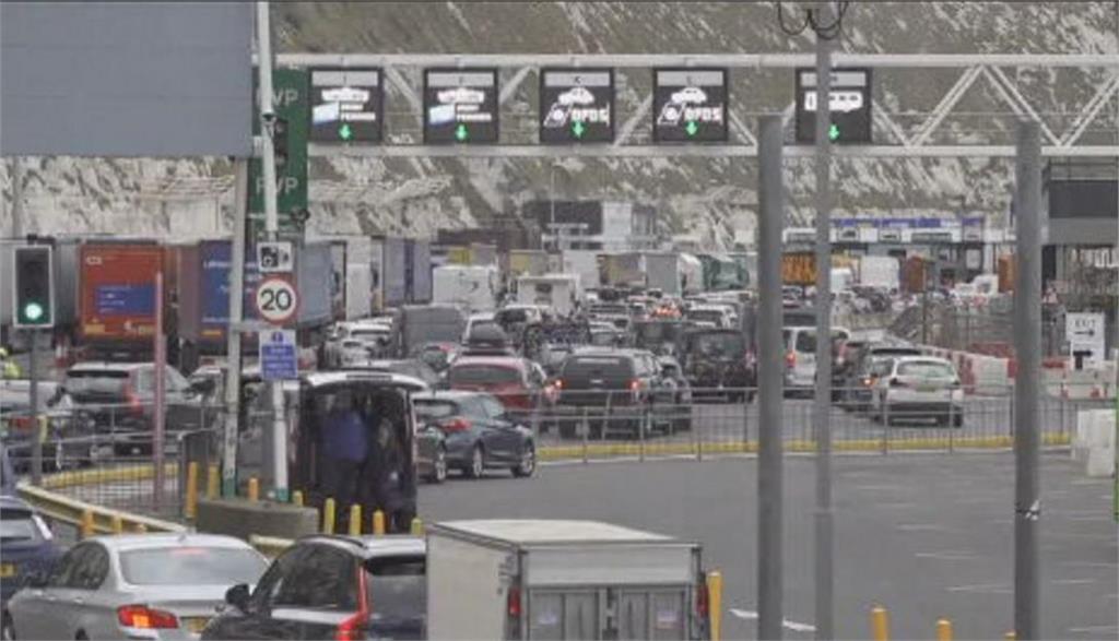 貨車司機苦等３６小時　英「丹佛港」再爆塞港塞車潮